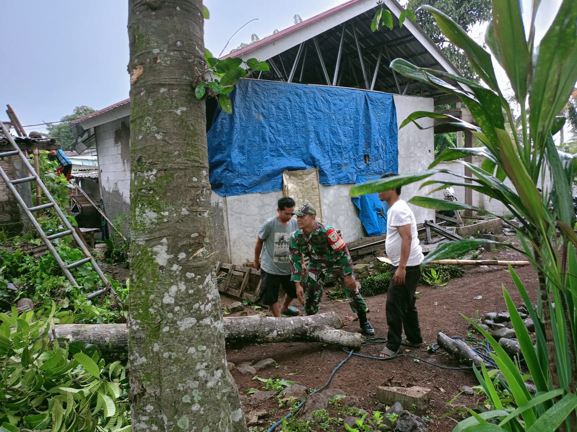 Kesigapan Babinsa Sertu Ceceng Gunawan: Respon Cepat Bencana Angin Puting Beliung Hantam Rumah Warga Rancagoong