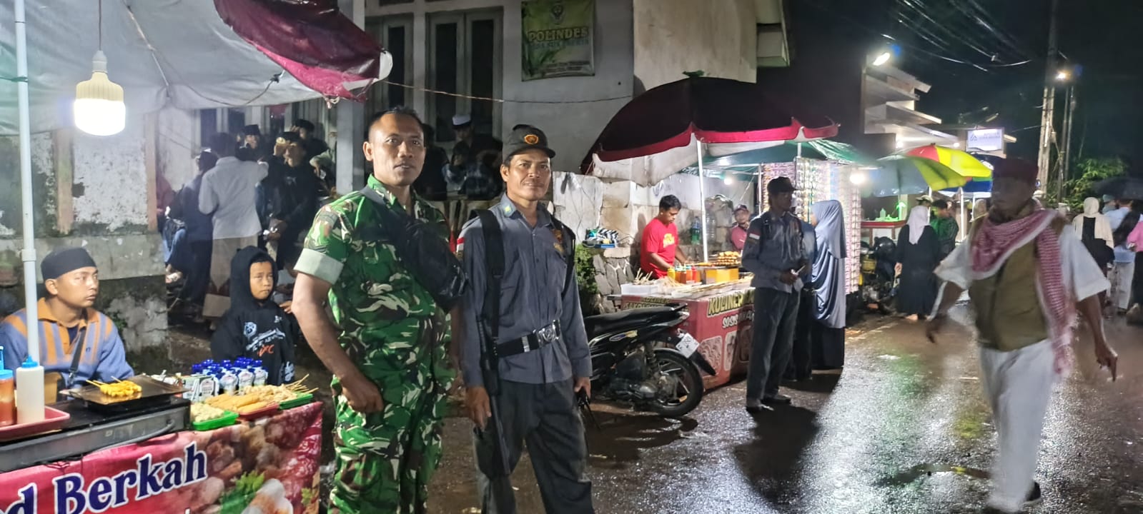 Sertu Yoyok Kawal Pawai Obor Santri Sukakerta: Wujudkan Sinergi TNI dan Ulama di Hari Santri Nasional