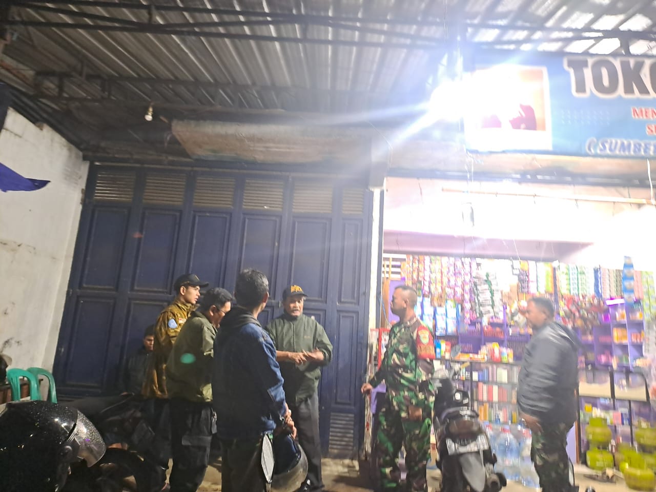 Kolaborasi Jaga Malam, Anggota Koramil Cugenang Patroli Bersama Komduk dan Linmas Sasar Geng Motor