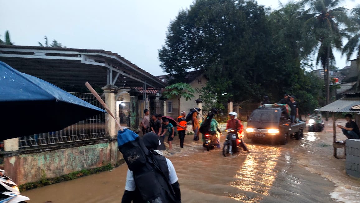Sigap di Lokasi Bencana, Sertu Usman Babinsa Mande Turun Tangan Evakuasi Barang Warga Korban Banjir