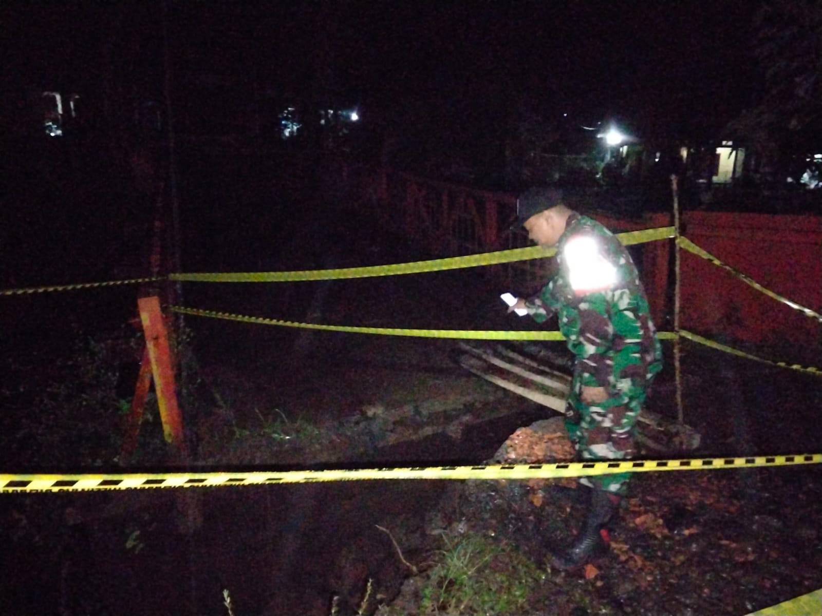 Jembatan Ciganea Putus Akibat Longsor, Serka Ade Eka Babinsa Pagelaran Pimpin Warga Amankan Lokasi