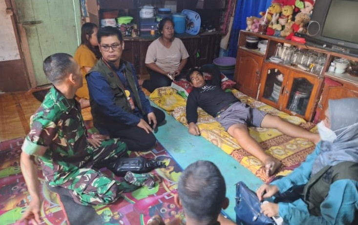Panggilan Hati Babinsa: Peltu Tatang Temani Warga Kurang Mampu Berjuang Melawan Sakit di Curug