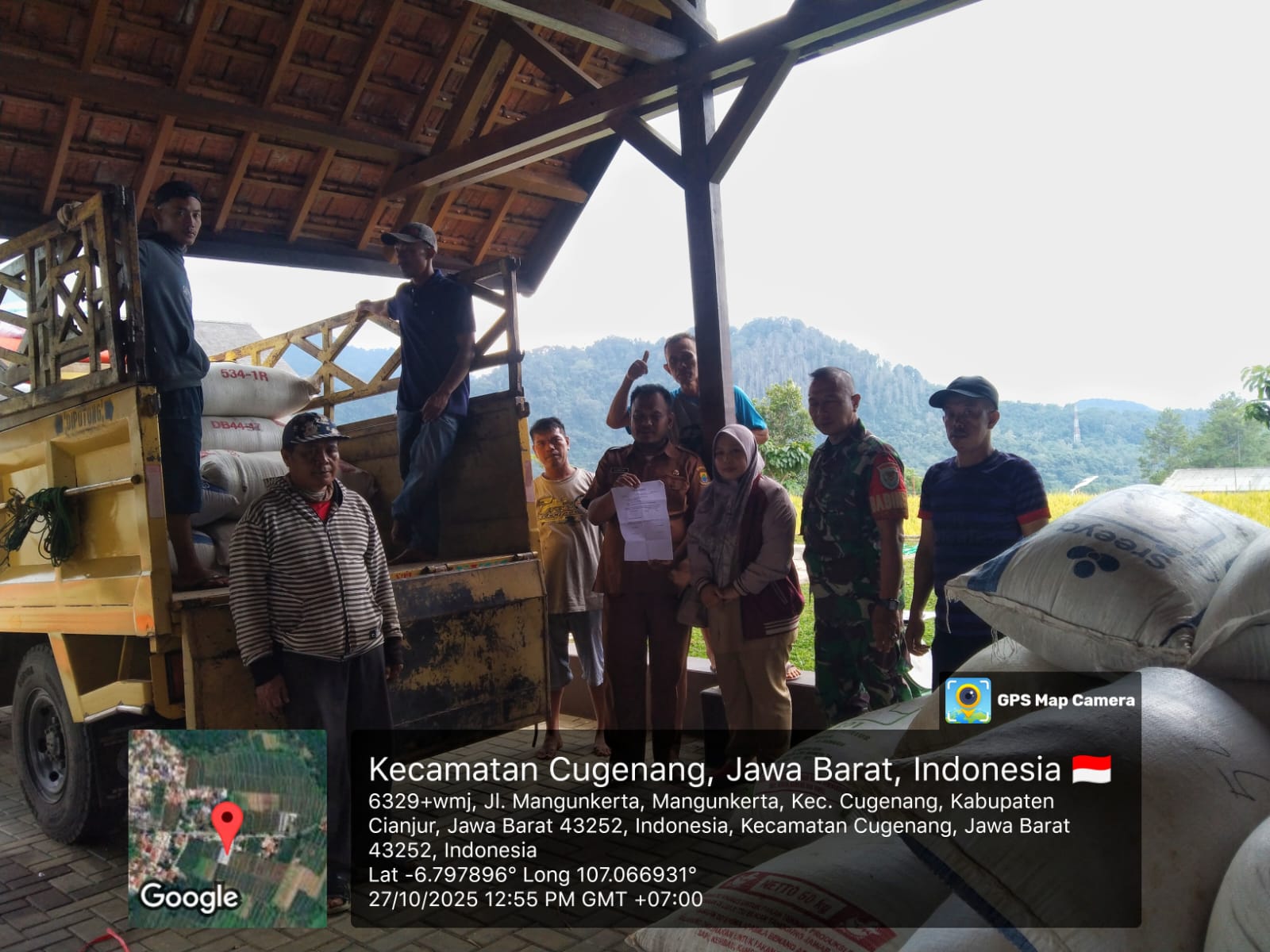 Babinsa Mangunkerta Dampingi Serapan Gabah Petani oleh Bulog, Jamin Stabilitas Harga dan Ketahanan Pangan Daerah