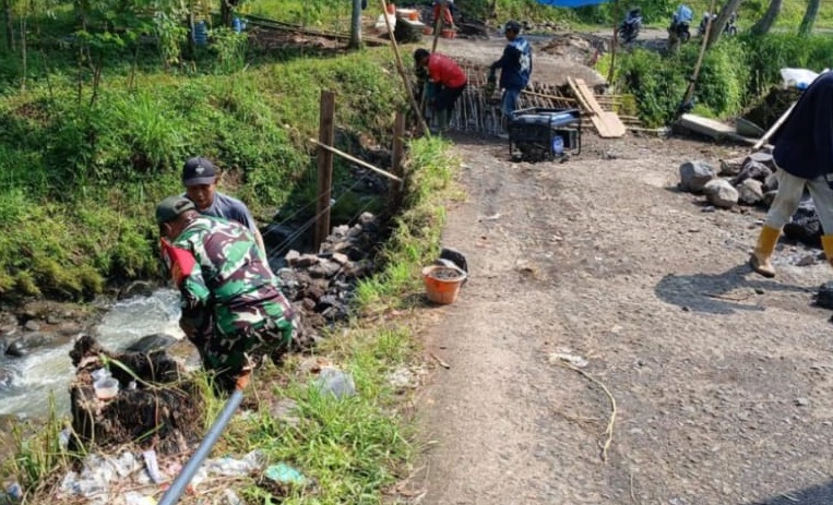 Wujud Kemanunggalan TNI: Pelda Ilham Dharma Putra Pimpin Karya Bakti Pembangunan TPT Jalan di Karyamukti