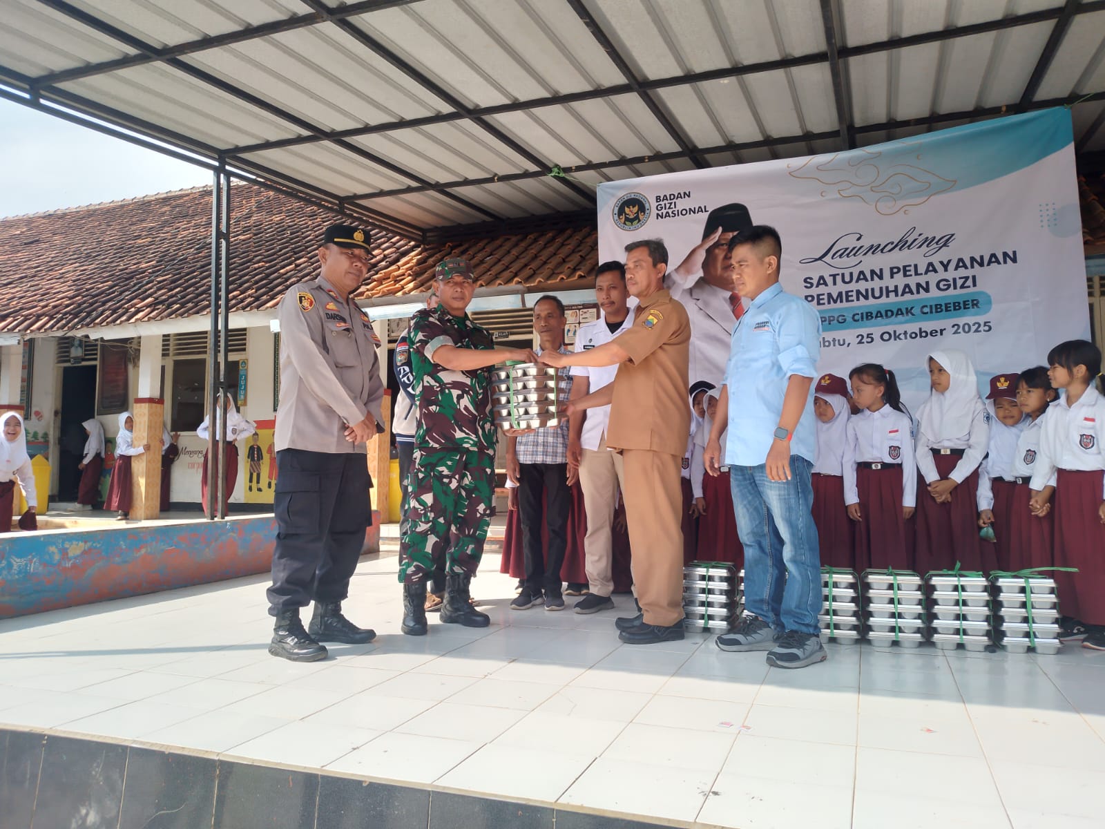 Dukung Program Gizi Nasional, Danramil 0608-03/Cibeber Sambut Baik Pembukaan SPPG Cibadak