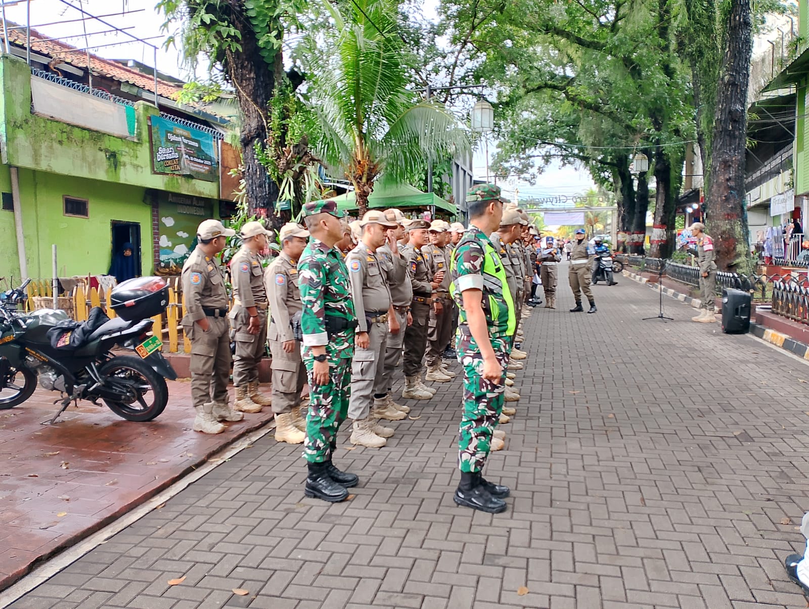 Sinergi Aparat Gabungan: Babinsa Solokpandan Ikut Kawal Pemberian SP2 Penertiban PKL Cianjur