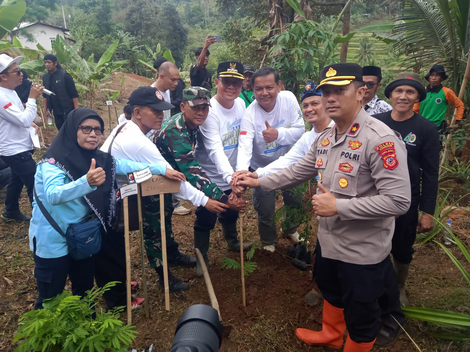 TNI-Pemuda Bersatu: Kapten Czi Andri Yulias Ikuti Penanaman 1000 Pohon Wujudkan Cianjur Hijau