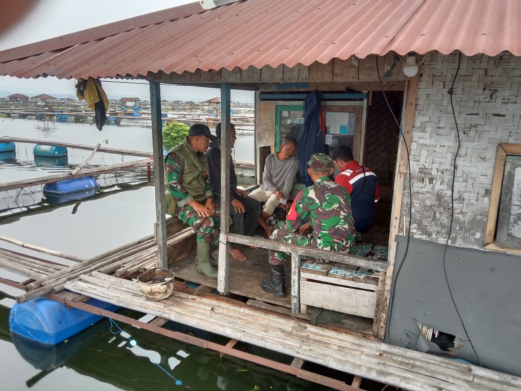 TNI dan Warga Bersinergi dalam Penertiban KJA Liar di Mande: Pelda Dedi Pastikan Target Operasi Tepat Sasaran