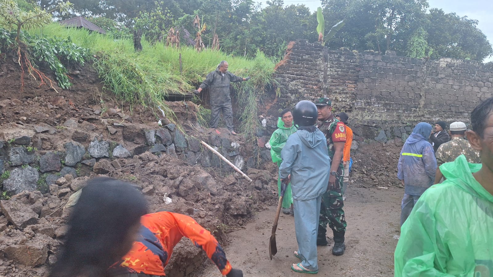 Peltu Iik Sodikin dan Warga Selesaikan Pembersihan Material dalam Dua Jam, Banjir di 14 Rumah Surut