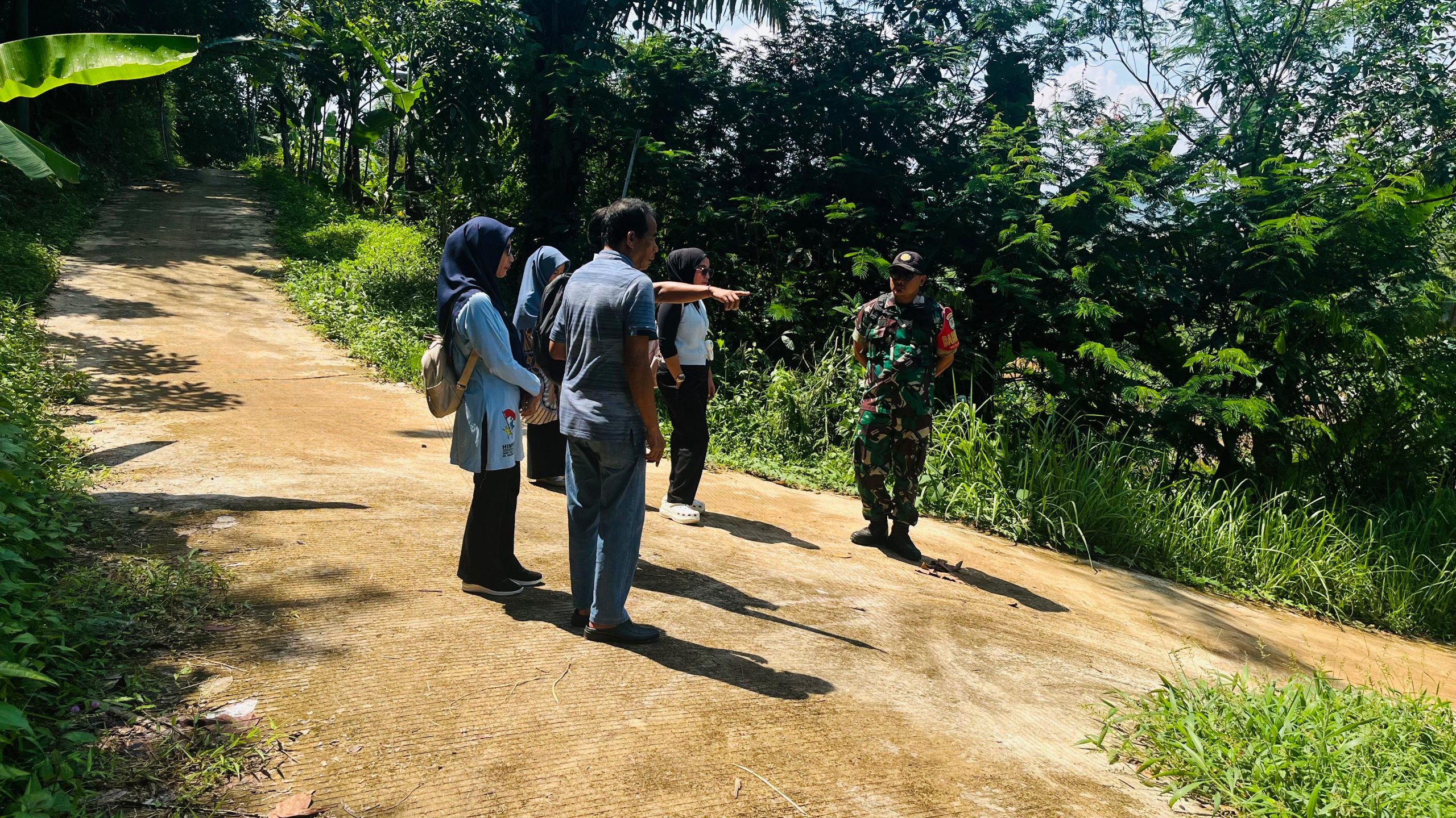 Babinsa Neglasari Serda Satria Kawal Pemetaan Tanah Desa untuk Koperasi Mandiri Produktif