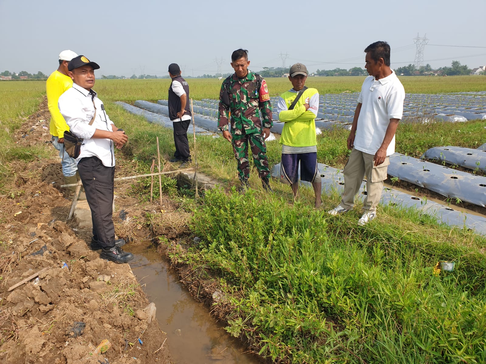 Babinsa Ramasari Sertu Agus Julianto Kawal Pembangunan TPT, Pastikan Kualitas Infrastruktur Desa