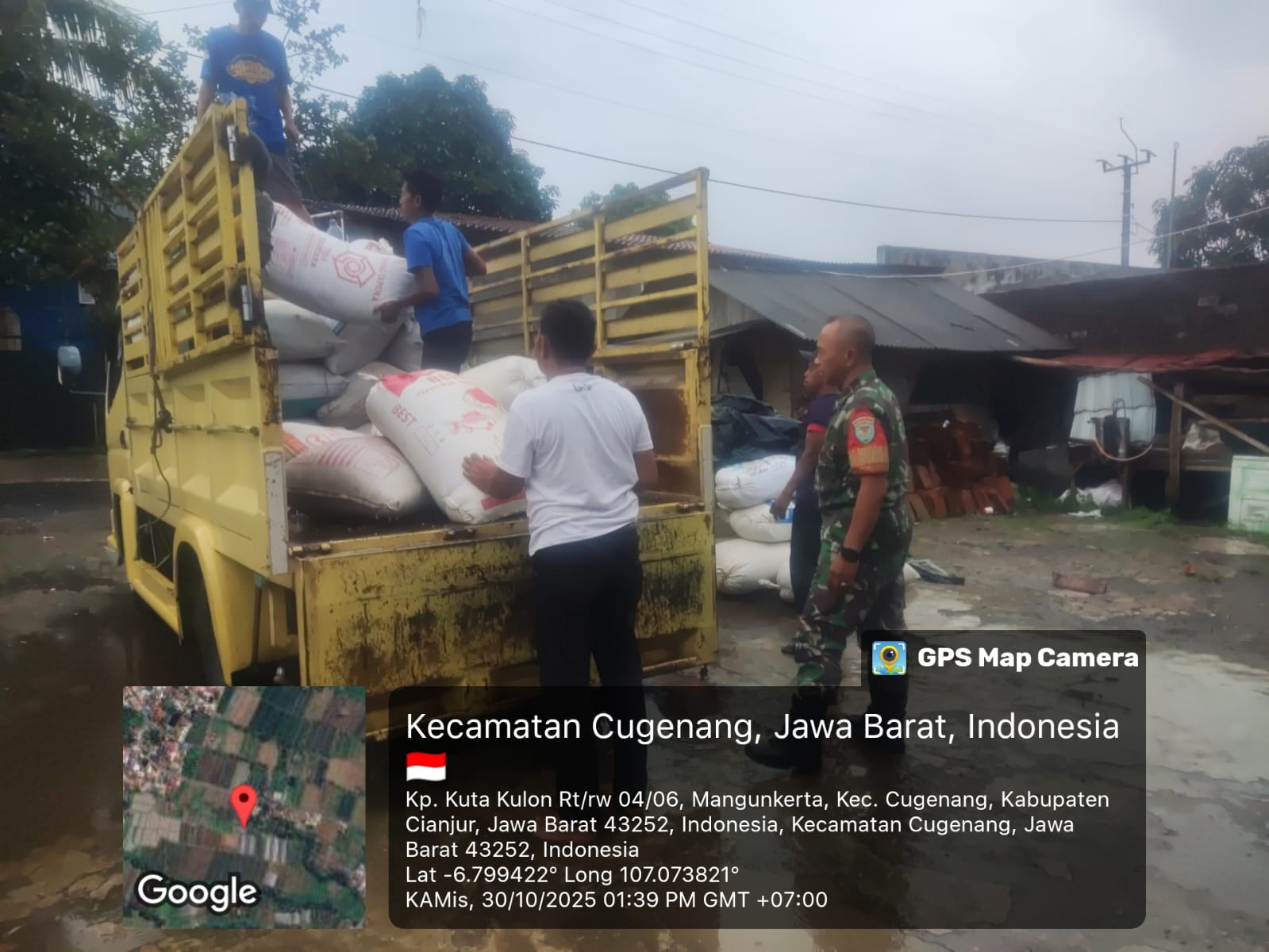 Dukung Ketahanan Pangan, Babinsa Mangunkerta Serka Prayitno Kawal Serapan Gabah Petani oleh Bulog