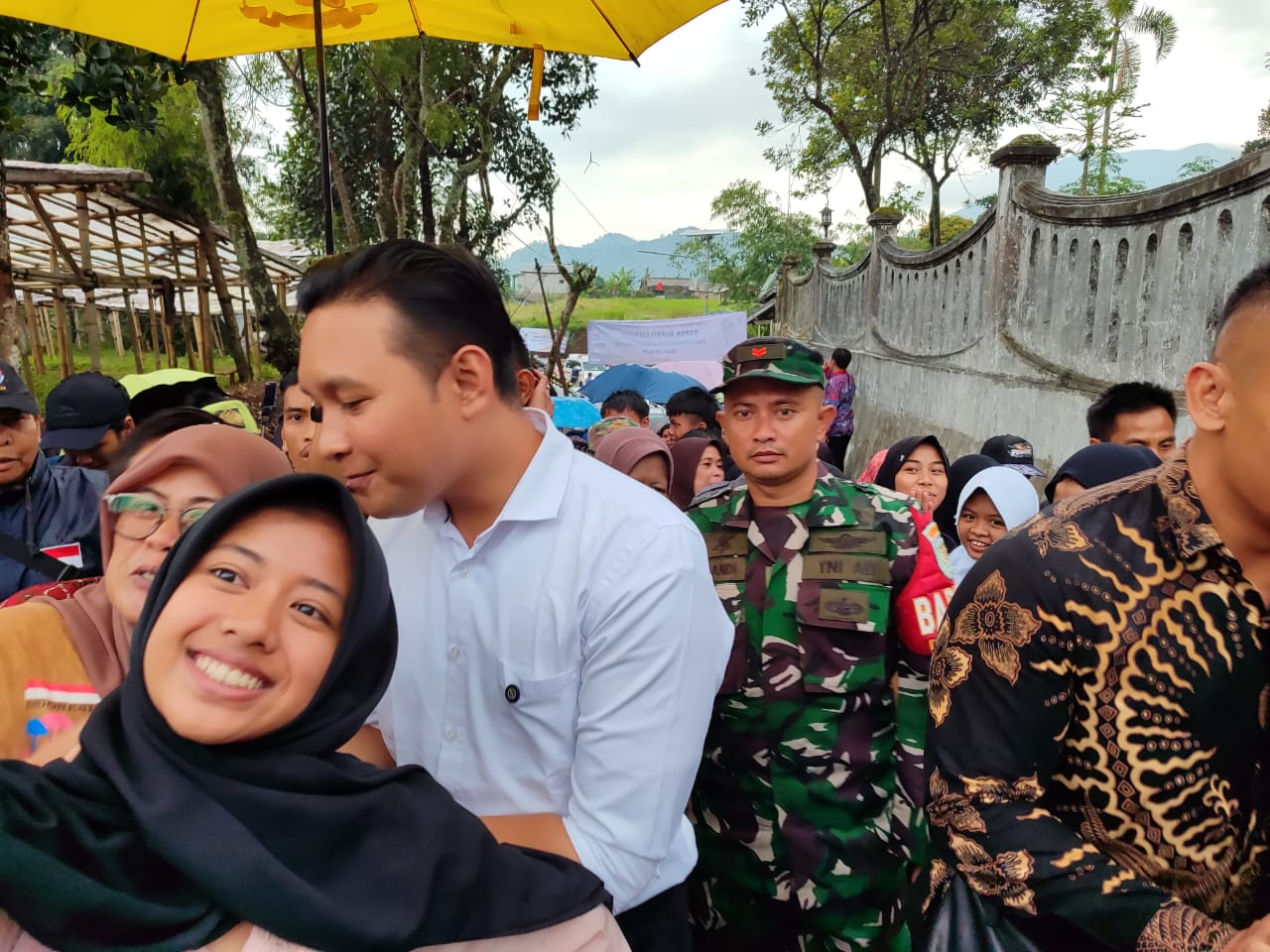 Sinergi Tiga Pilar: Babinsa dan Babinkamtibmas Amankan Peresmian Jembatan Bojong oleh Bupati Cianjur