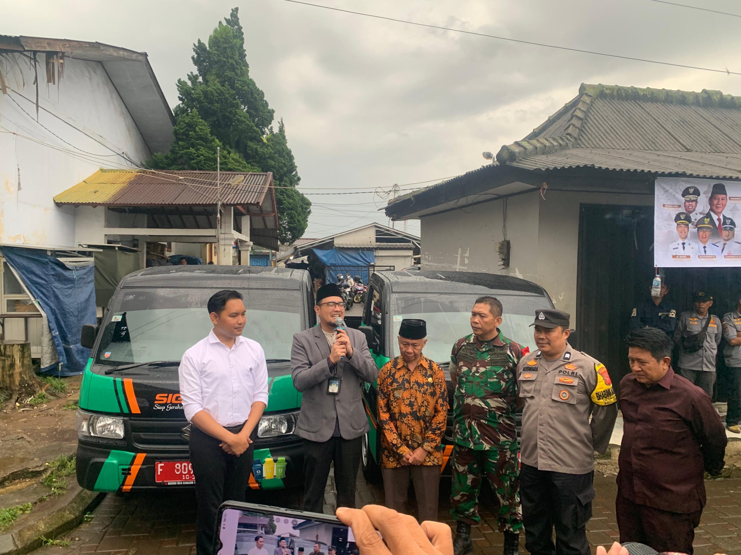 Dukung Program Kebersihan, Babinsa Desa Cipanas Kawal Penyerahan Mobil Sampah Hasil Rembug Warga