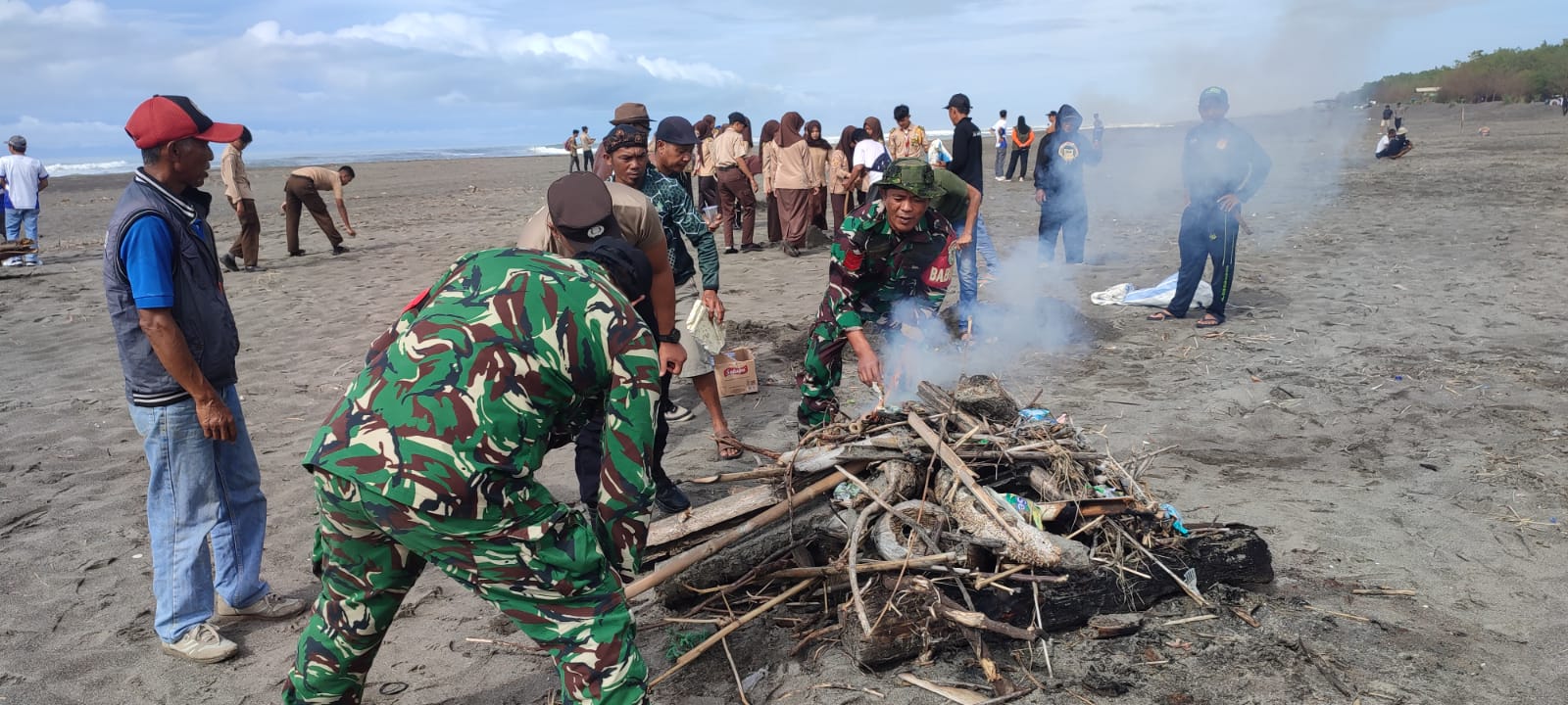 Koramil 17 Cidaun Sukses Amankan ‘Abdi Negri Ngajang Ka Warga’, Gencarkan Aksi Bersih Pantai