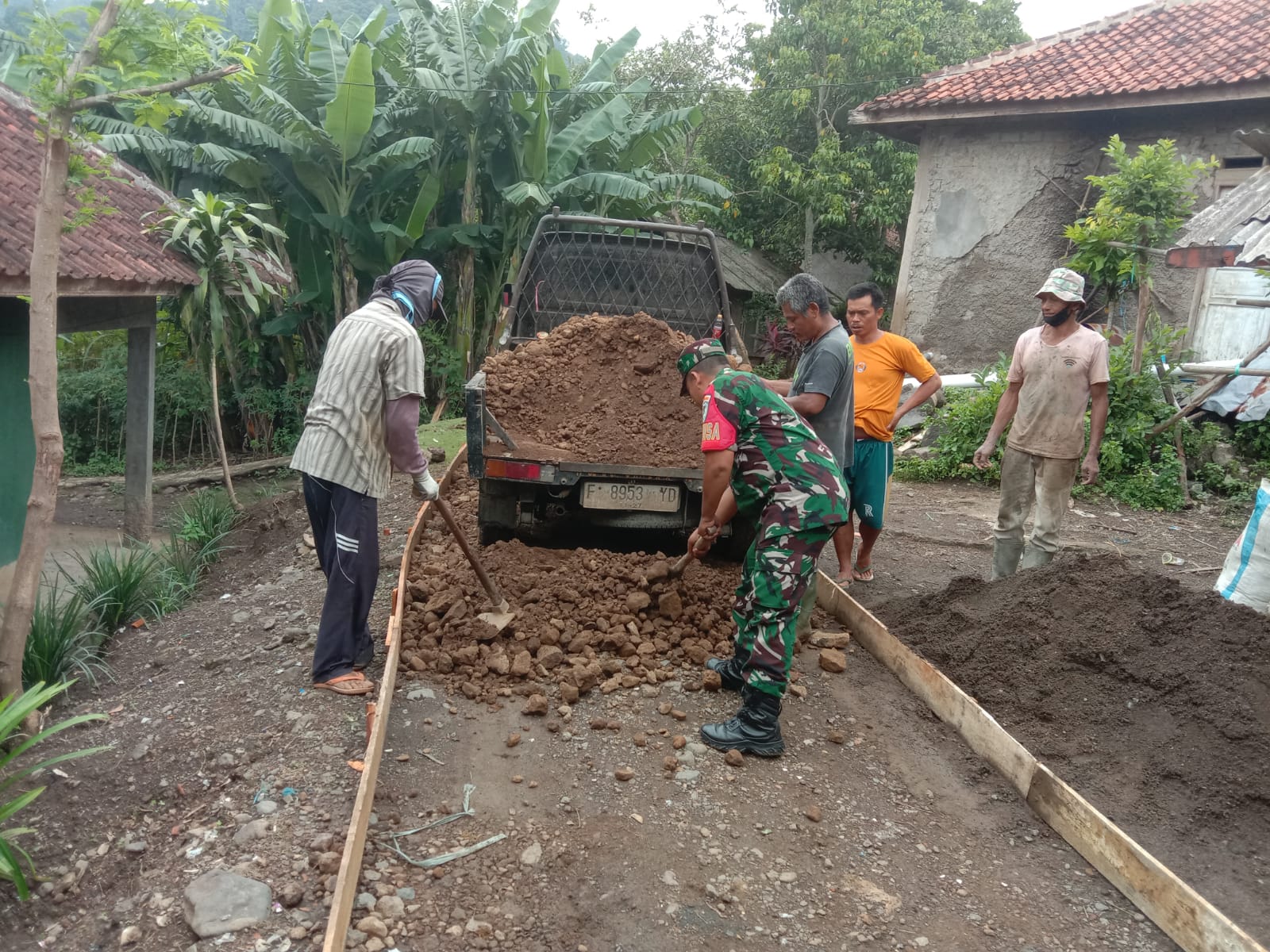 Serka Dedi Junaedi Ikuti Kerjabakti Perbaikan Jalan, Perkuat Infrastruktur dan Gotong Royong di Jatisari