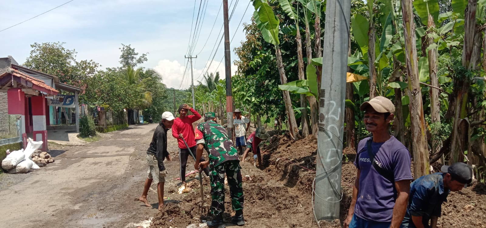 Serka II Supriadi Pimpin Karya Bakti Pembuatan Saluran Air, Wujudkan Lingkungan Bersih di Cihea