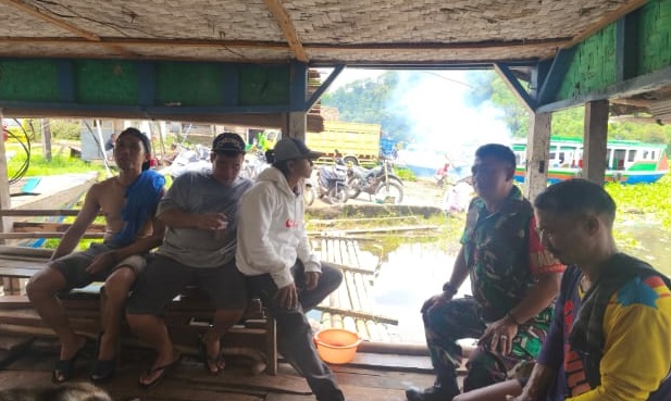 Sertu Dadang Sapari Pimpin Kosmos dan Sosialisasi Penertiban KJA di Cikalongkulon