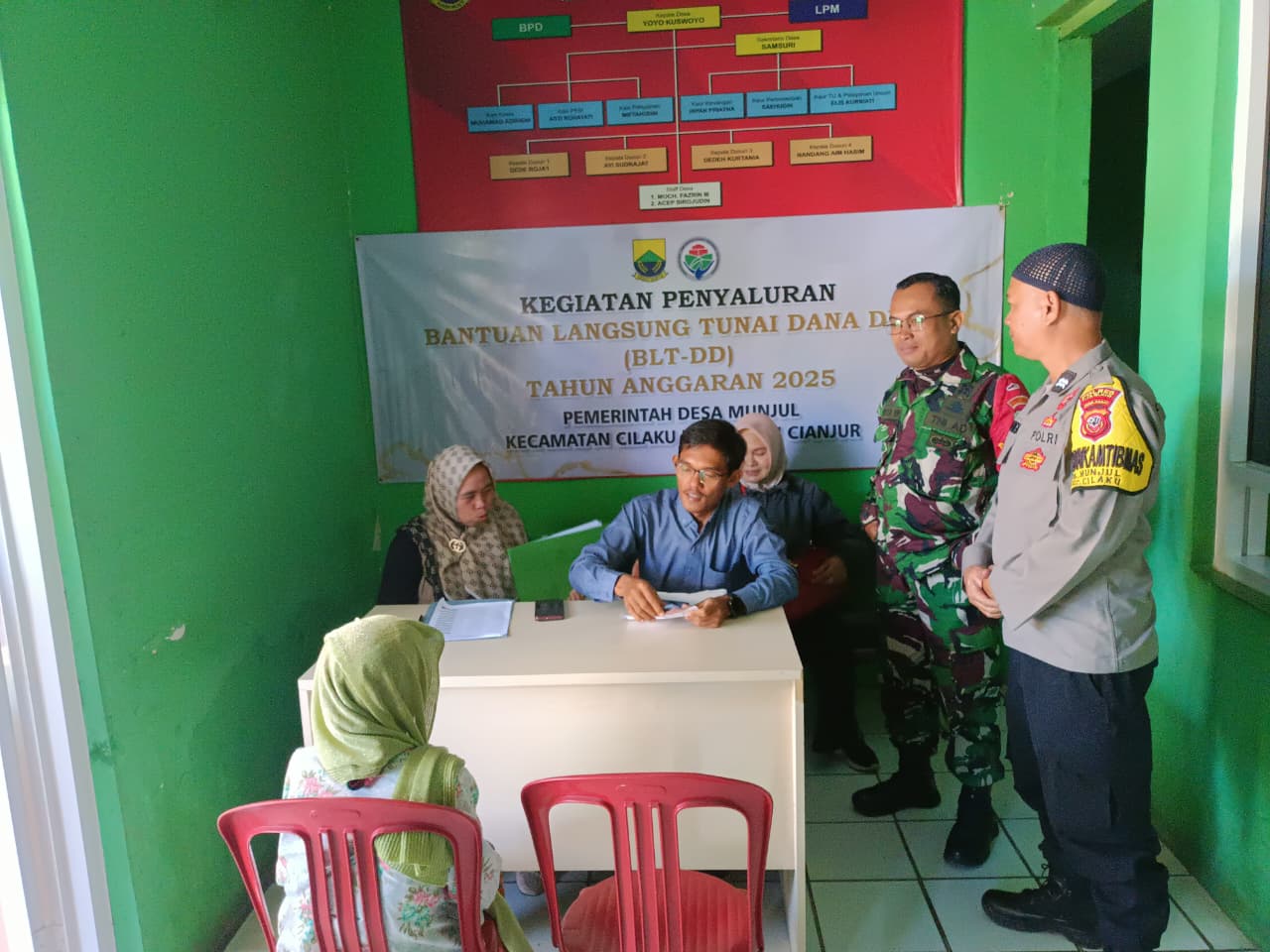 Babinsa Munjul Kawal Ketat Penyaluran BLT DD Dua Bulan, Pastikan Tepat Sasaran