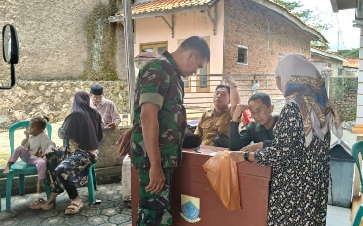 Babinsa Warudoyong Dampingi Ratusan Warga Urus Adminduk, Sukseskan Program Bupati Cianjur