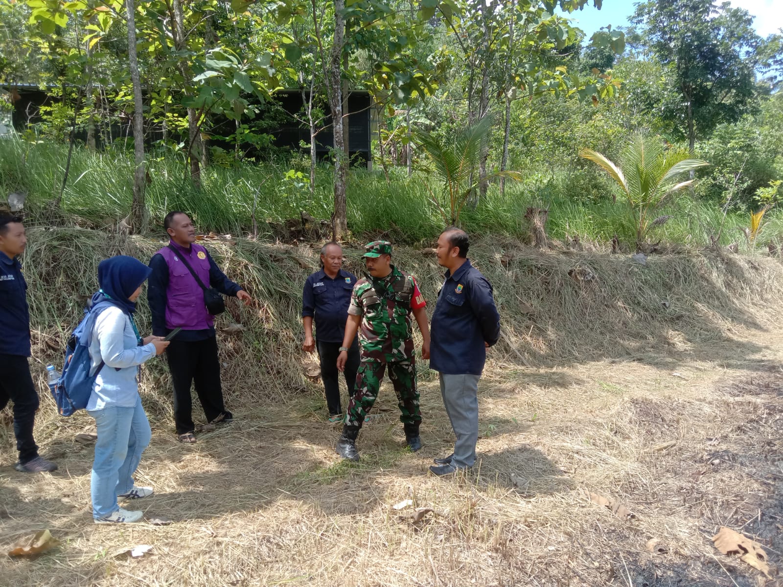 Dukung Ekonomi Rakyat: Serka Dedi Junaedi Kawal Pengecekan Lahan Pembangunan Koperasi Merah Putih