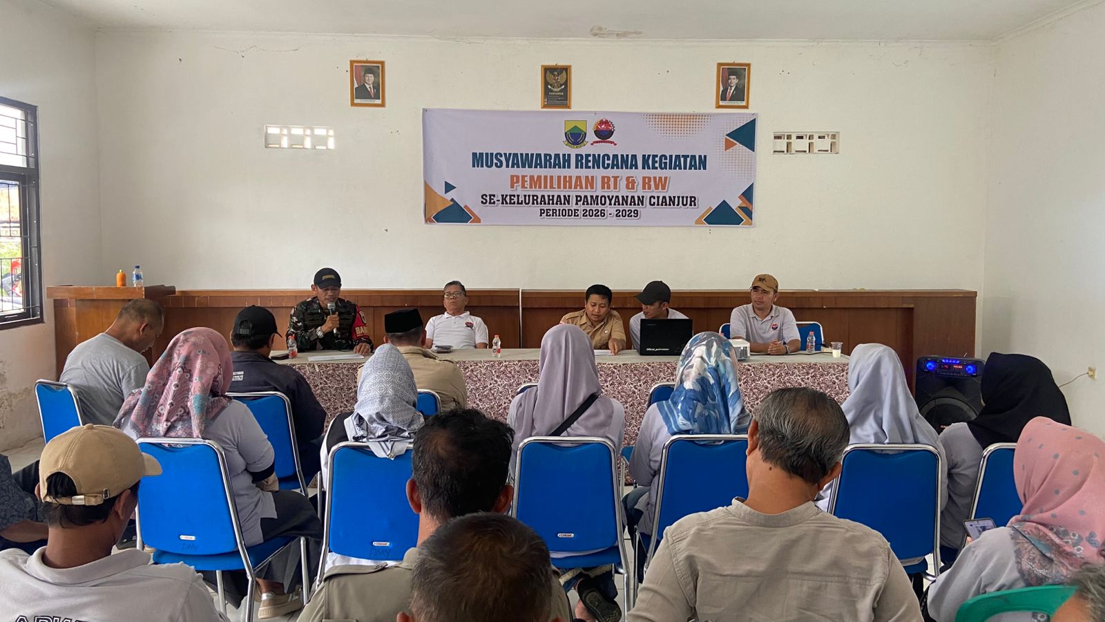 Kawal Demokrasi di Tingkat Kelurahan: Serka Sulaeman Monitoring Musyawarah Pemilihan RT/RW Pamoyanan