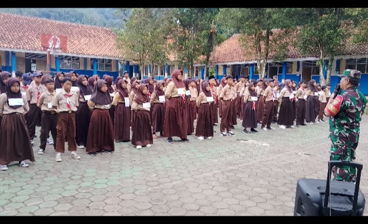 Babinsa Kemang Sertu Asep Jenal Aripin Tanamkan Disiplin Lewat Pelatihan PBB di SMPN 3 Bojongpicung