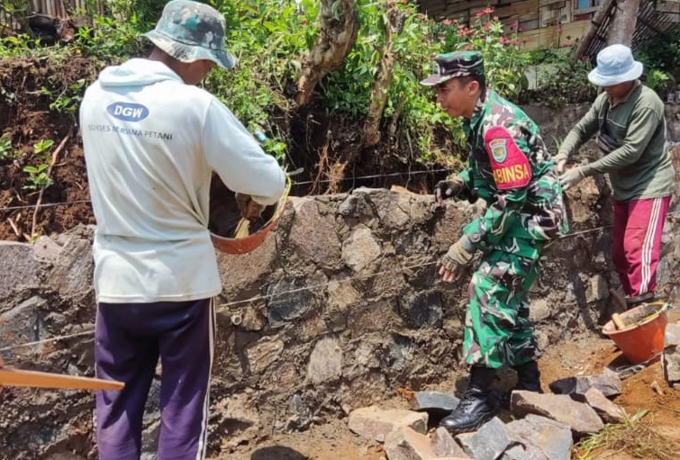 Semangat Kemanunggalan TNI-Rakyat: Babinsa Koramil Campaka Pimpin Karya Bakti Bangun TPT di Mekarjaya