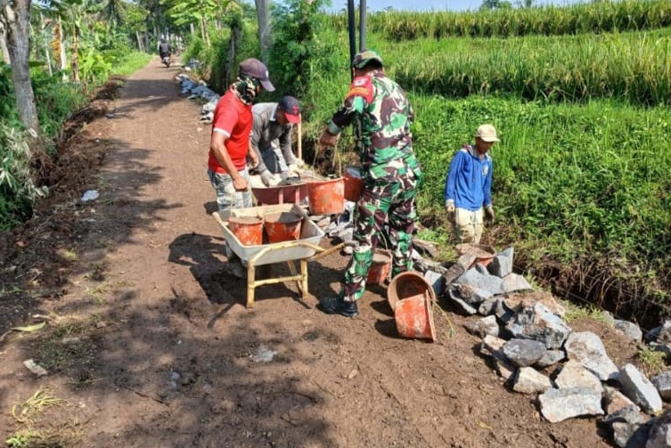 Babinsa Agarabinta Jadi Garda Terdepan Pembangunan Infrastruktur: Pelda Ilham Pimpin Karbak TPT di Karyamukti