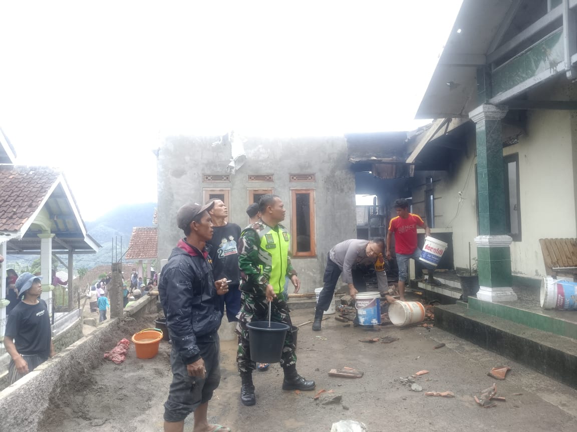 Aksi Cepat Babinsa Sertu Acep Agus di TKP Kebakaran Rumah Warga Pacet