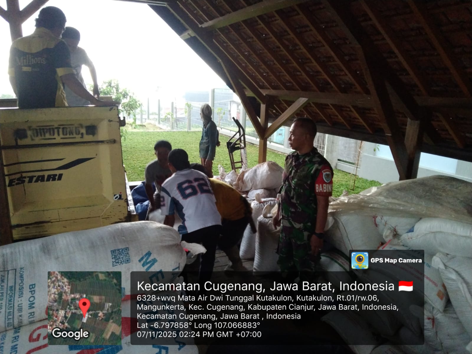 Babinsa Mangunkerta Serka Prayitno Sukses Kawal Serapan Gabah Bulog, Petani Tenang dan Sejahtera