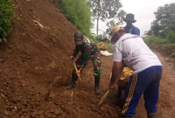 Babinsa Serda Dodi Hidayat, Garda Terdepan Pemulihan Akses: Pimpin Karya Bakti Atasi Longsor di Naringgul