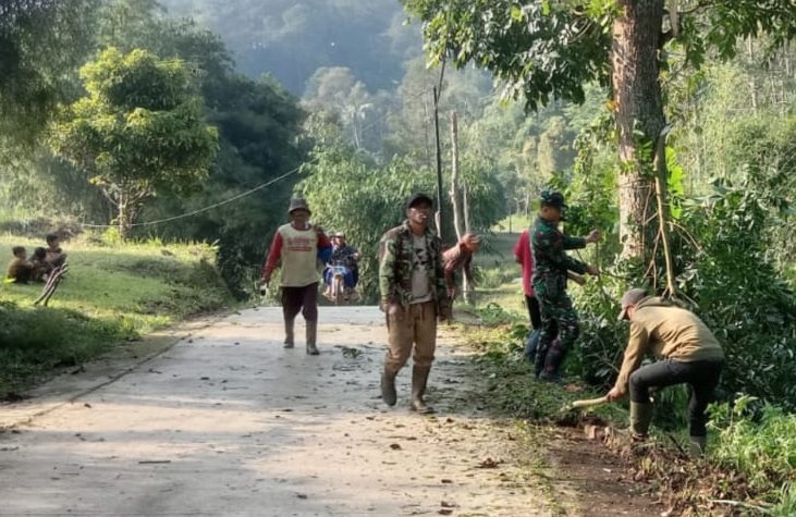 Dedikasi Koptu Irwan: Babinsa Cipanas Pimpin Karya Bakti Bersihkan Jalan Utama Desa Rawabelut