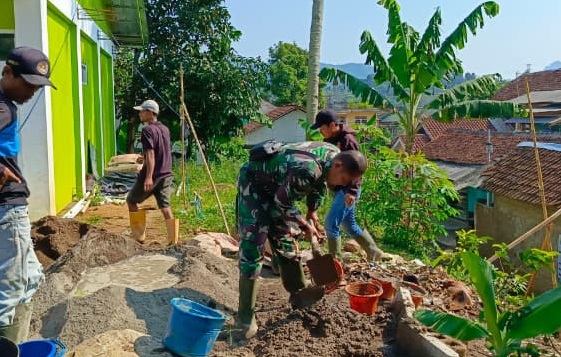 Babinsa Sertu Tato, Penggerak Lingkungan Sehat: Pimpin Karya Bakti Pembuatan Drainase di Wangunjaya