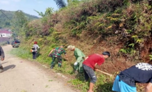 Sertu Arifin, Motor Penggerak Kebersihan: Pimpin Karya Bakti Pembersihan Jalan di Sukakarya