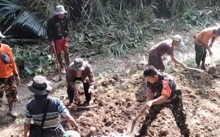 Koptu Aris Munandar, Babinsa Agrabinta: Pelopor Perbaikan Jalan Desa Demi Aksesibilitas Warga