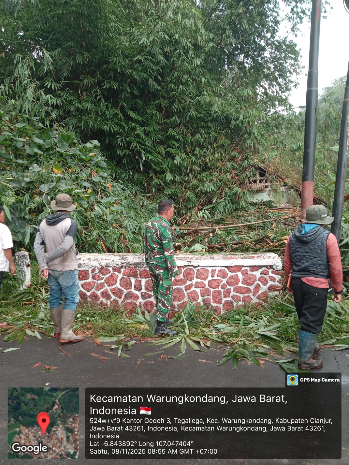 Sertu Agus Pimpin Pembersihan Material Longsor di Warungkondang, Gandeng Alat Berat dan Retana