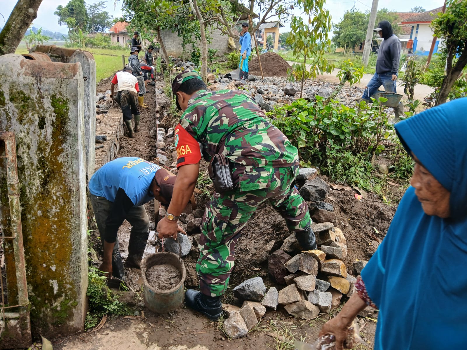 Serka Dadan R, Babinsa Bojongpicung, Pimpin Karya Bakti Pembuatan TPT di Haurwangi: Wujud Nyata Kemanunggalan TNI