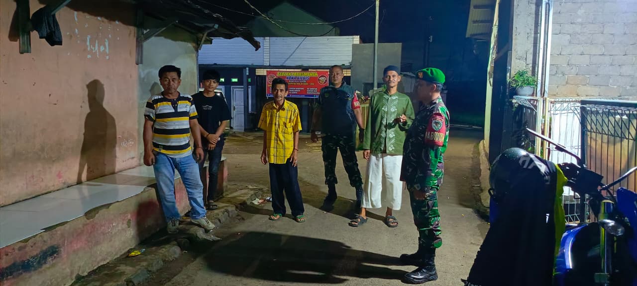 Jaga Malam Cugenang Tetap Kondusif: Anggota Koramil 0608-05/Cugenang Kolaborasi Gelar Patroli Komduk