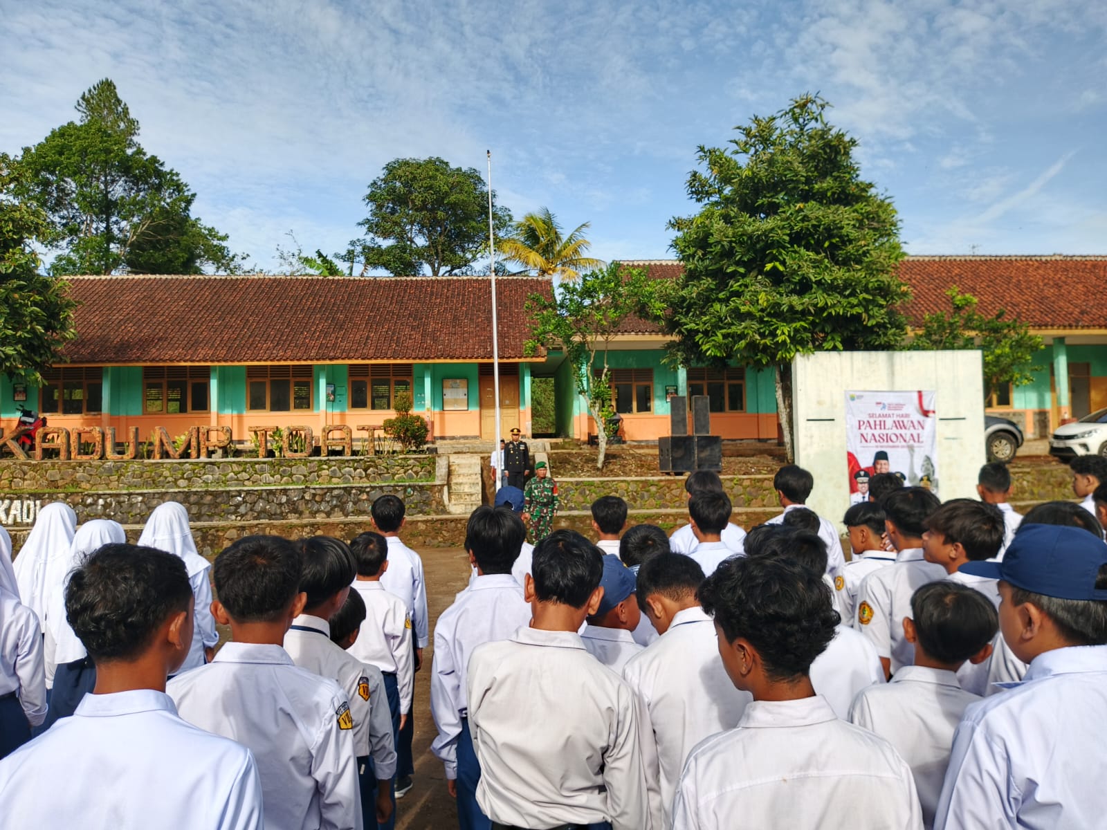 Komandan Posmil Cikadu, Sertu Asmawi, Pimpin Kesuksesan Upacara Hari Pahlawan Tingkat Kecamatan