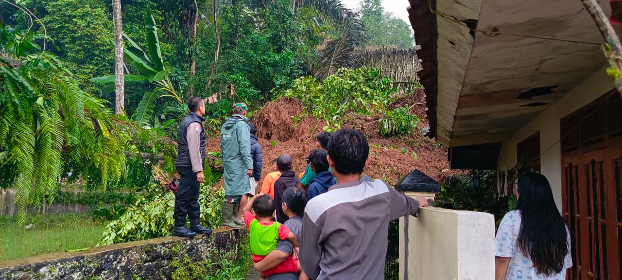 Babinsa Wangunjaya Bertindak Cepat Tangani Longsor di Cugenang