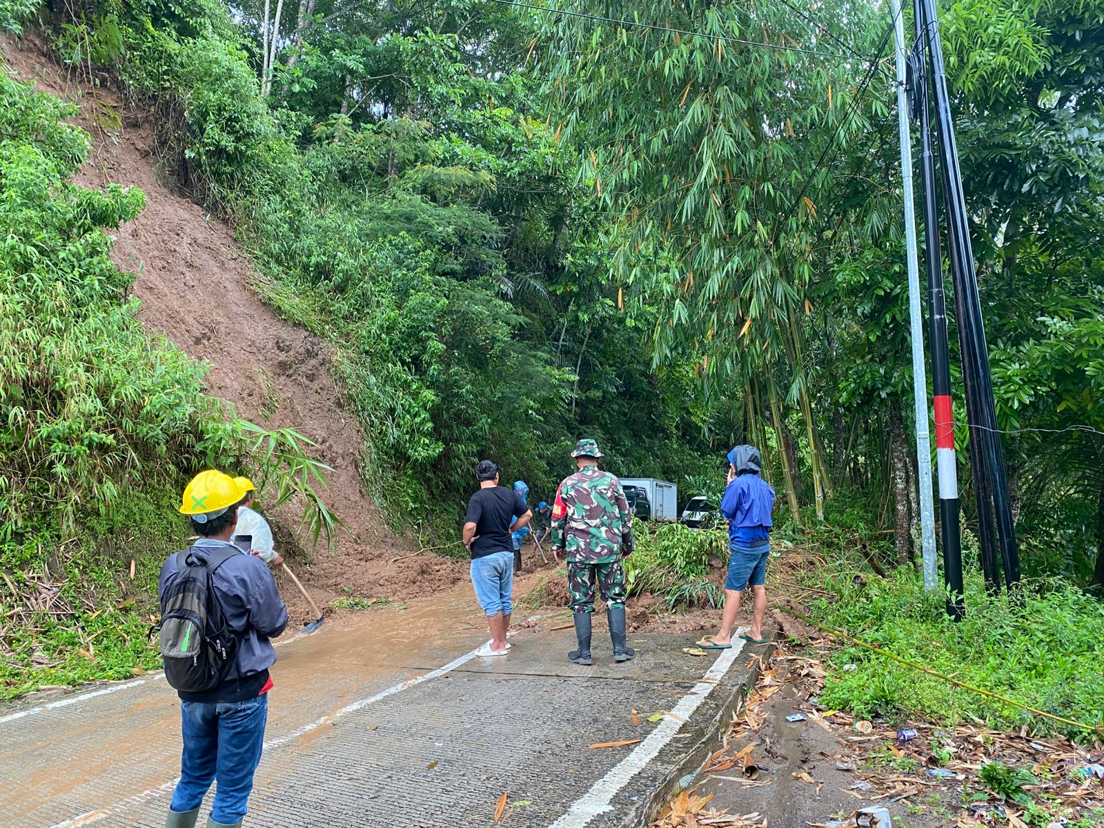 Babinsa Bergerak Cepat Tangani Longsor di Pasirkuda, Akses Jalan Sempat Terputus