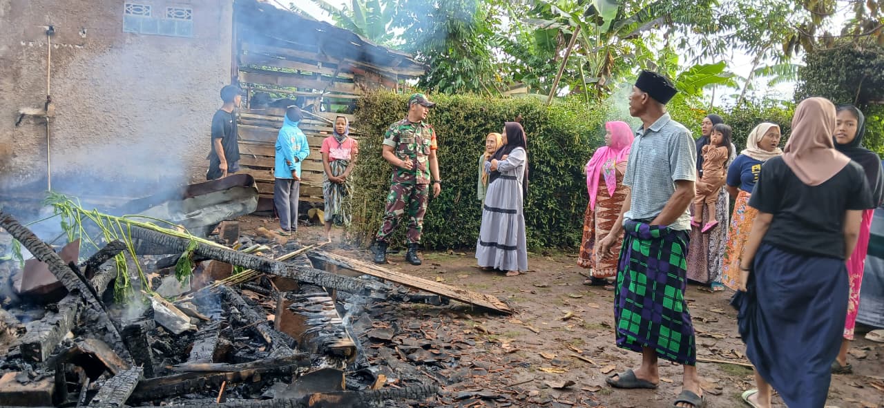 Babinsa Bergerak Cepat, Bantu Penanganan Kebakaran Rumah Warga di Cugenang