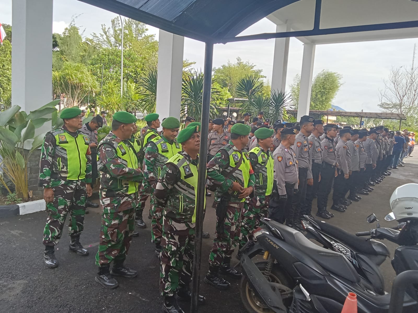 Kodim 0608/Cianjur Jaga Kestabilan Wilayah: Amankan Aksi Damai Pedagang Pasar Induk di Depan DPRD