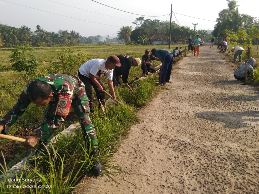 Babinsa Pimpin Karya Bakti, Jaga Akses Jalan Utama Desa Sindangsari Tetap Bersih
