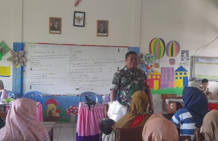 Serma Heri Hidayat Pimpin Karya Bhakti Bersihkan Saluran Air di Desa Sukajadi