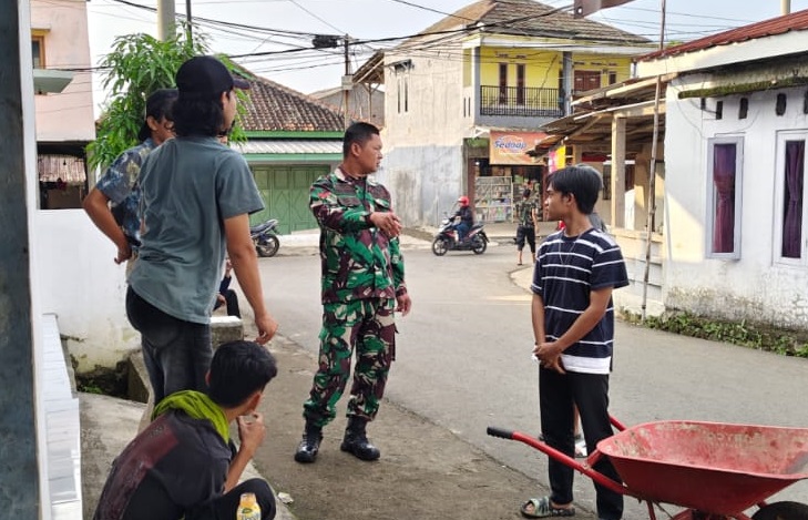 Koptu Joko Santoso Dampingi Pemuda Gasol Kelola Sampah di Lingkungan