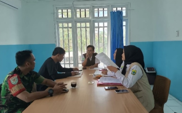 Babinsa Serka Wandi Ristantio Perkuat Sinergi dengan Aparatur Desa Cikahuripan