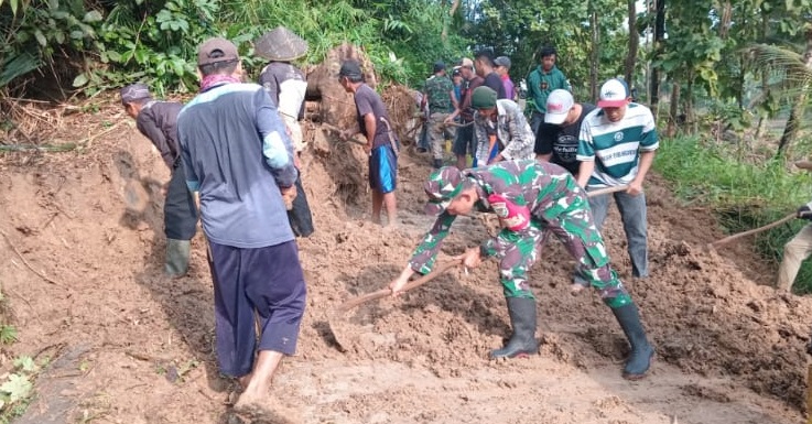 Serda Sofyan Pimpin Karbak Pelebaran Jalan, Wujud Sinergi TNI dan Warga Talagasari