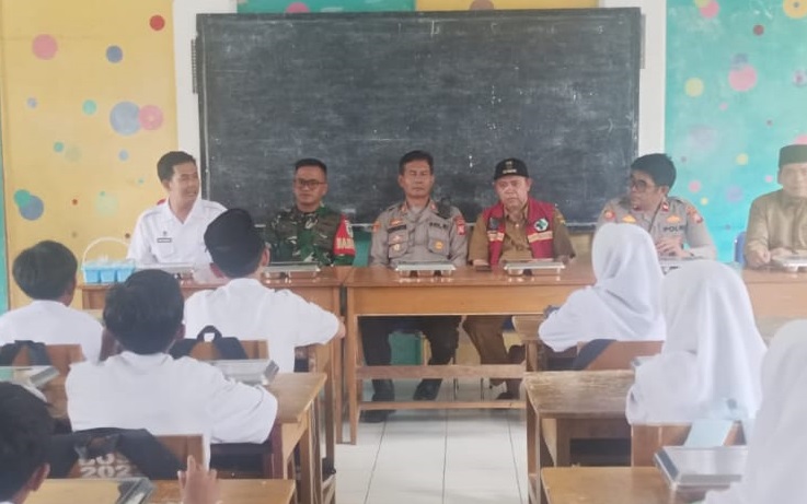 Babinsa Padaasih Beri Pembinaan Wilayah ke Siswa SMP, Fokus pada Disiplin dan Bela Negara